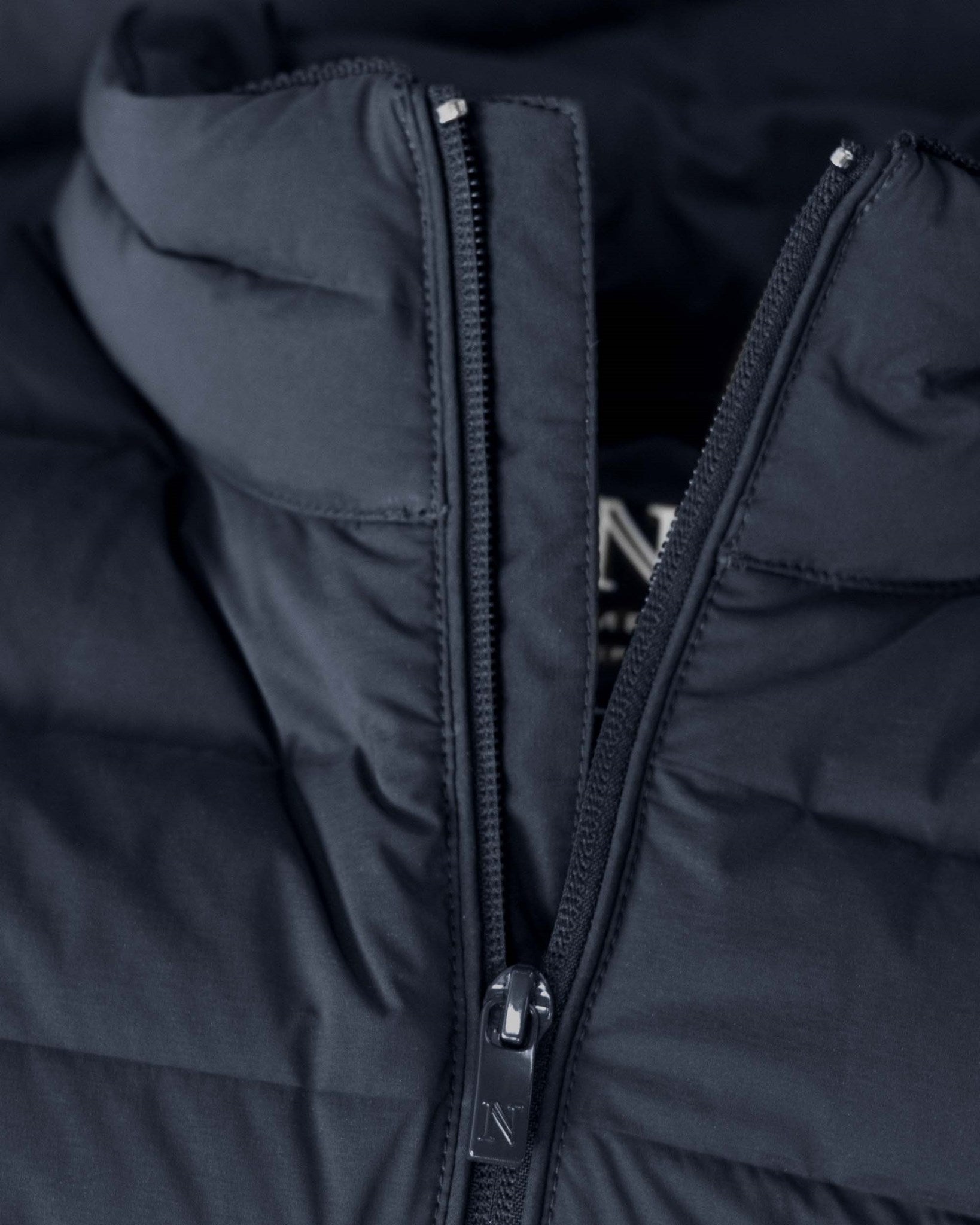 Avalon Vest Men Navy Closeup 1