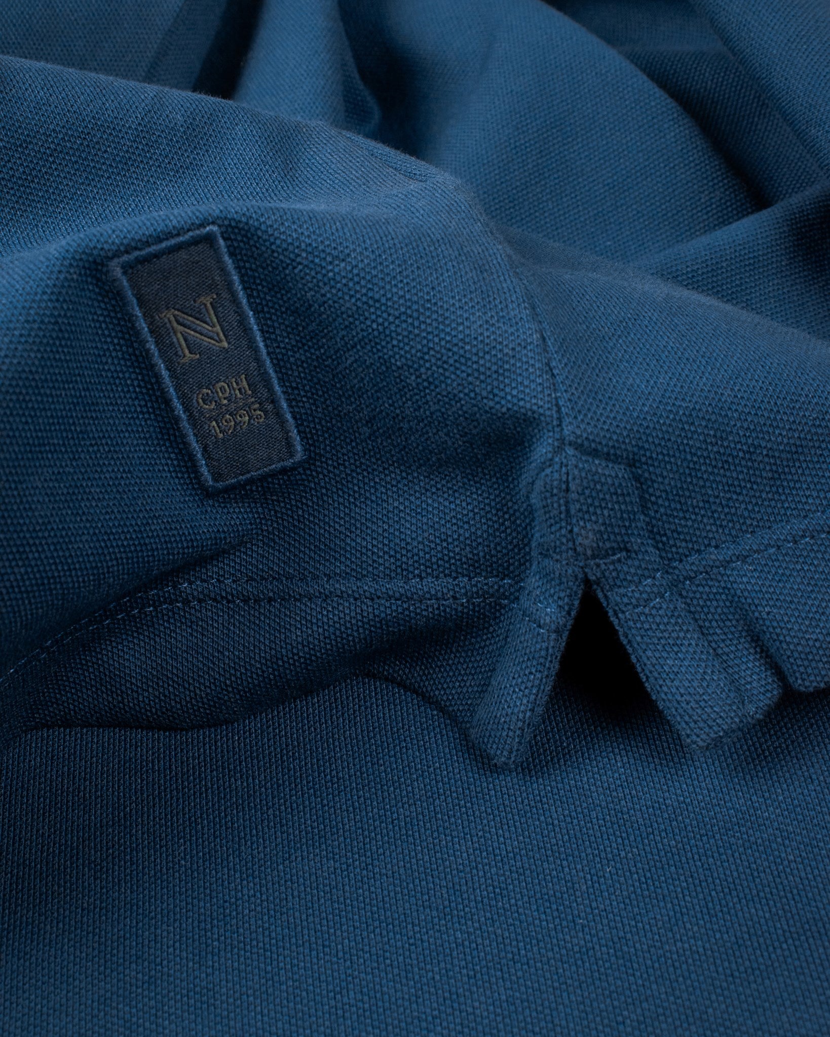 Harvard V Neck Women Indigo Closeup 2