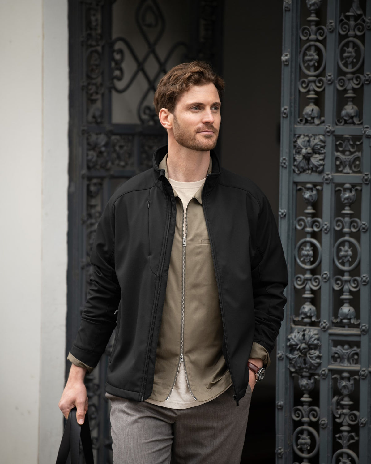 Livingston Men Black SS25 Modelimage (1)