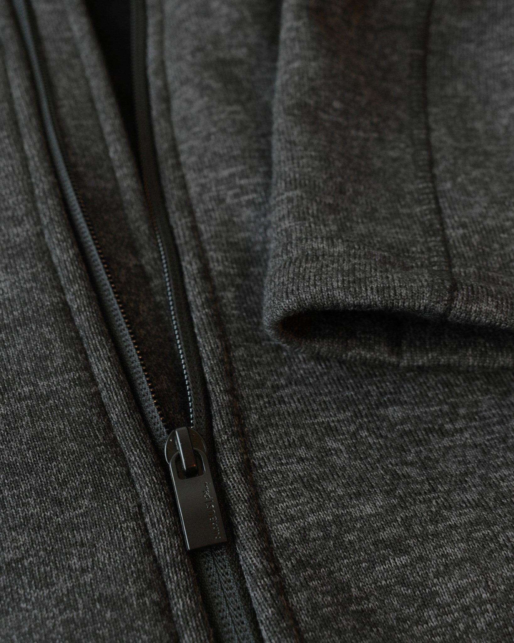 Montana Men Dark Grey Melange Closeup 2